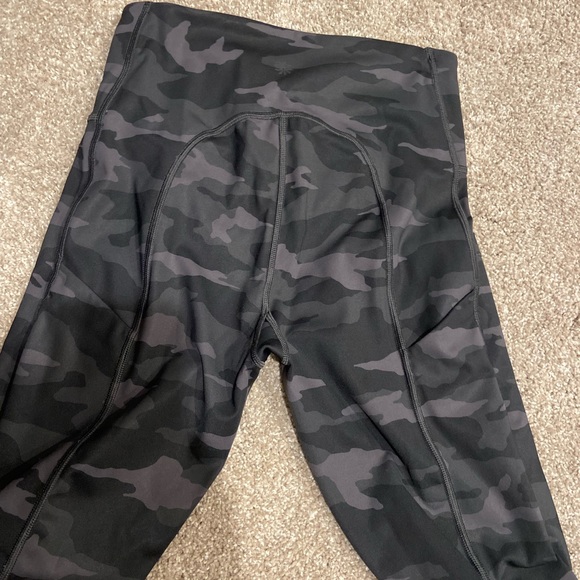 Athleta camo 7/8 leggings , great condition - Picture 3 of 3